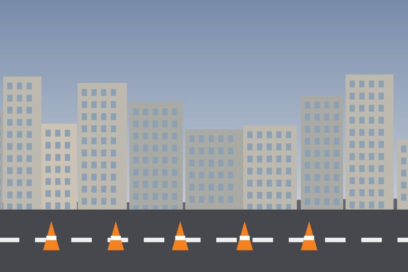 Rua em obras com cones de sinalização